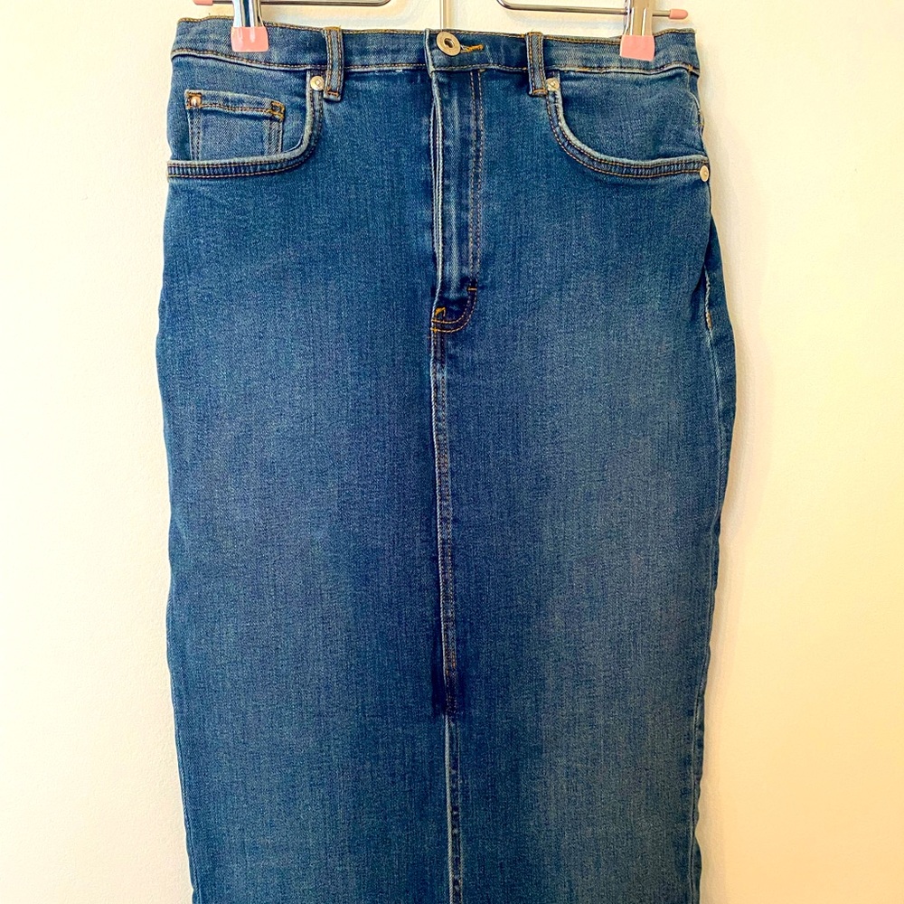 Brand New ZARA Denim Crayon MIDI Skirt , size S, front and back pockets